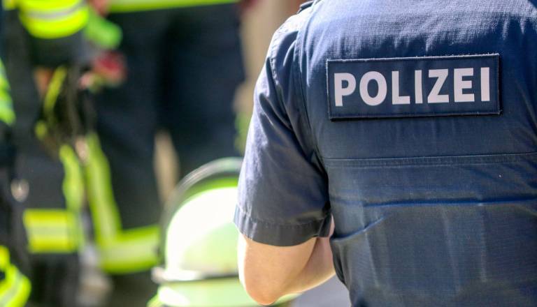 Mama z avtom povozila enoletno hčerko, pri sosedih žalujejo