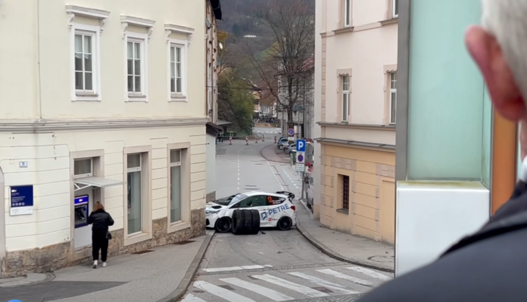 VIDEO: Avtomobil se je prevrnil, gledalka medtem mirno dvigovala denar z bankomata