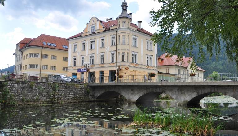 Kočevje pod vplivom strahu: Roparja napadla mimoidočega, išče ju policija