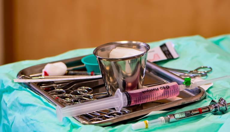 Zdravnik v Trentu obrezoval otroke brez dovoljenja in končal v hišnem priporu