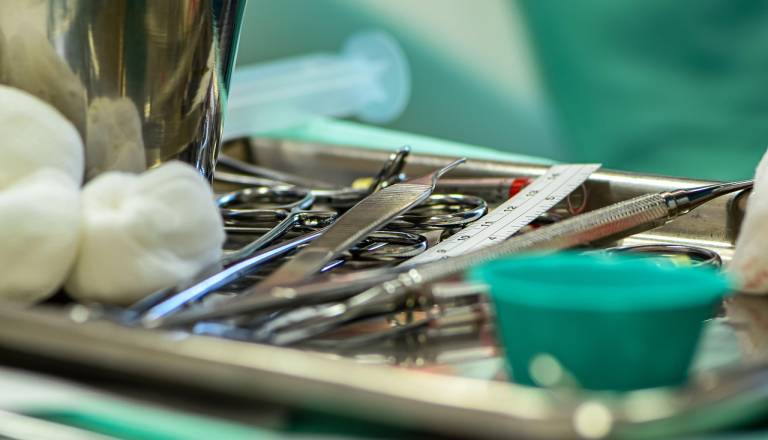 Pri naših sosedih zdravniku, ki je obrezoval dečke brez licence, odrejen hišni pripor