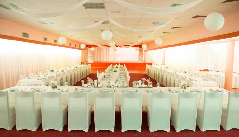 Pester začetek leta v Motelu Čarda: vabljeni, da se jim pridružite