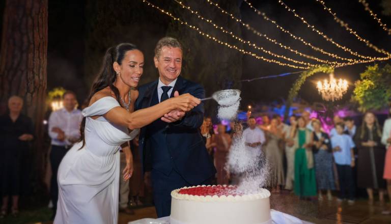 Premier in Tina Gaber ne gresta na medene tedne v Afriko, zakaj sta ostala doma?