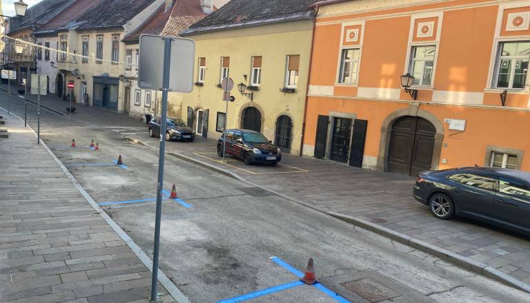 Nov parkirni režim na Prešernovi ulici? Belo barvo parkirišč zamenjala modra
