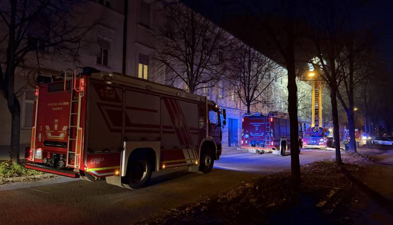 FOTO in VIDEO: Požar na Smetanovi ulici