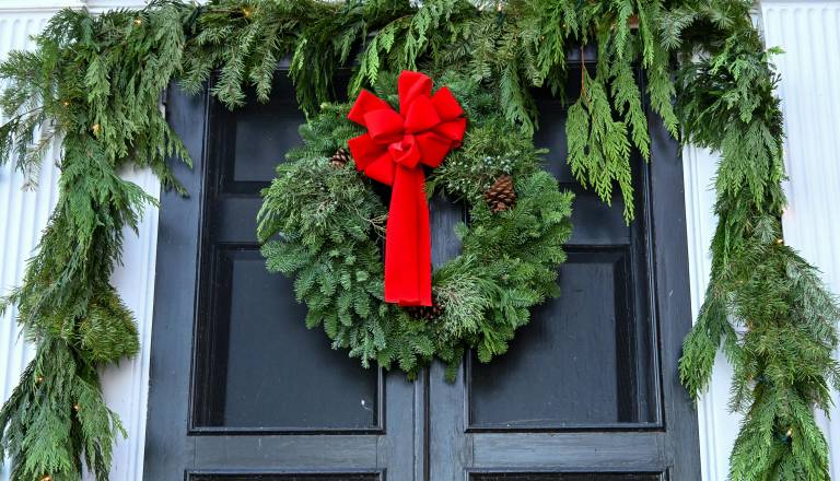 Melania Trump v Beli hiši postavila 51 božičnih dreves, 75 venčkov in tisoči lučk 