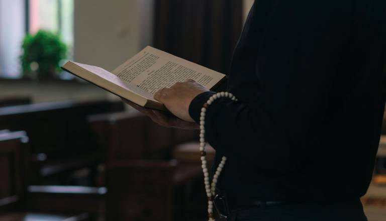 Dva pogreba in krst v paketu? Duhovnik šokiral z akcijo za črni petek