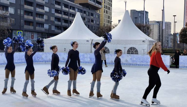 FOTO in VIDEO: V Šiški odprli prvo in trenutno edino drsališče na prostem v Ljubljani, takšne so cene