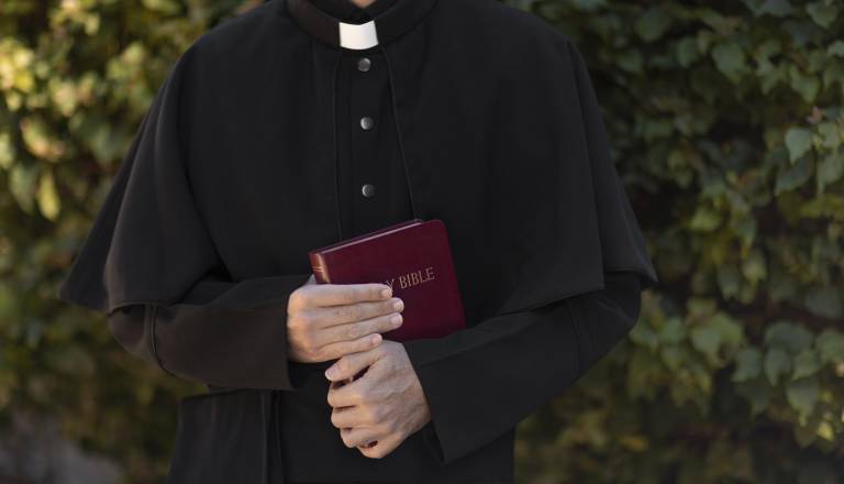 Duhovnik z nenavadno akcijo: dva pogreba in krst zastonj za hitre prijave