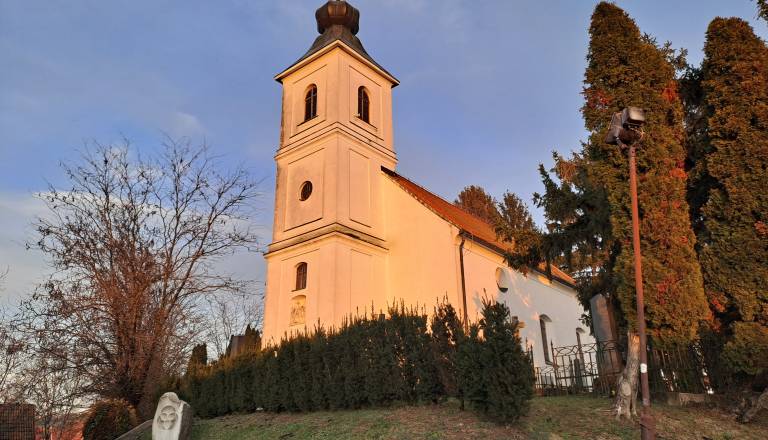 Cerkev Svete Trojice – stičišče tradicije, bojev in naravne lepote