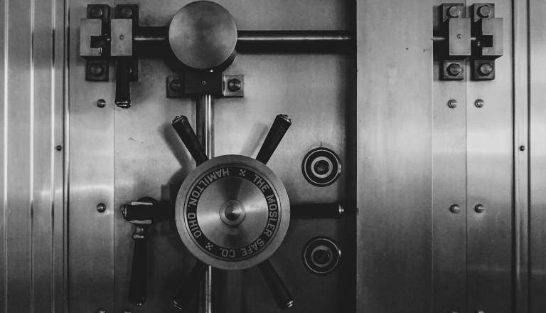 Peterica z območja Novega mesta takole opravila s 300-kilogramskim sefom