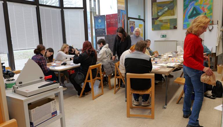 FOTO in VIDEO: V Galeriji Murska Sobota ustvarjalno dopoldne z akvarelnimi voščilnicami