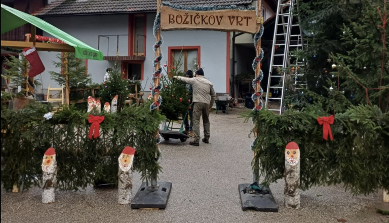 Majhna dolenjska vasica, velika čarovnija: Božičkov vrt dobiva svoj končni izgled