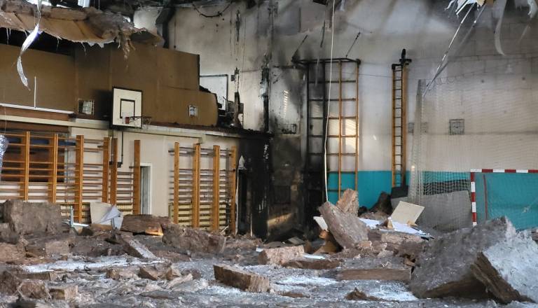 FOTO: Ognjeni zublji zajeli telovadnico osnovne šole, požar gasilo 80 gasilcev