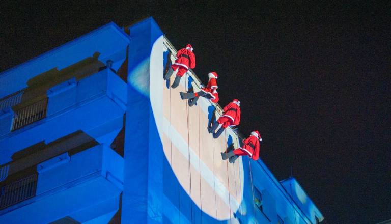 FOTO: Božički so se spustili s strehe Doma Danice Vogrinec in razveselili stanovalce