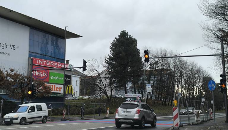 VIDEO: Semafor že deluje! Pešci že uporabljajo novi prehod na Titovi cesti