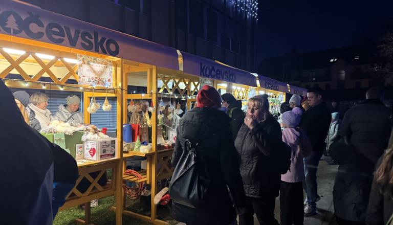 FOTO in VIDEO: Novoletni bazar povezal Kočevje: tisoči drobnih izdelkov za velik cilj - pomoč Jaki Škofu