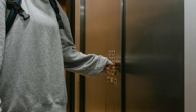 FOTO: V dvigalu jih je pričakal mačji iztrebek. Stanovalci: »To ni prvič!«