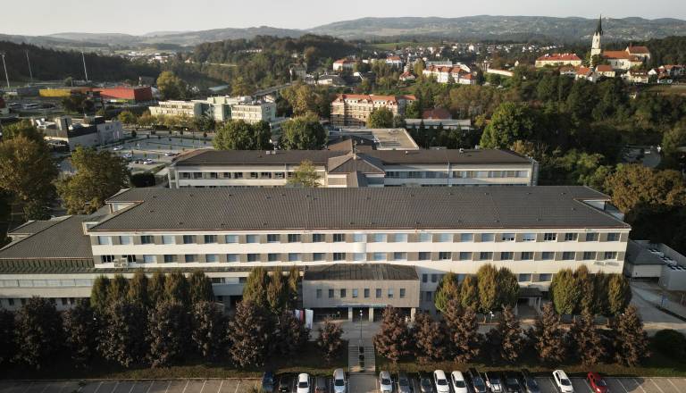 Novomeška bolnišnica z novimi smernicami za obiskovalce: To morate vedeti pred obiskom