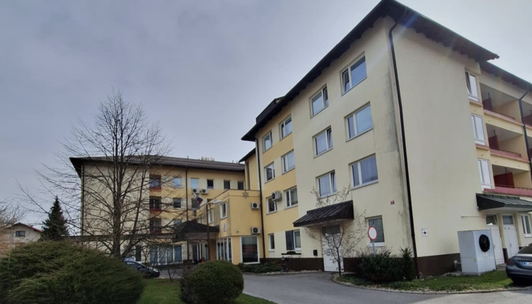 Cene domov starejših na Dolenjskem: Kje je bivanje najcenejše in kje najdražje? Presenečeni boste …