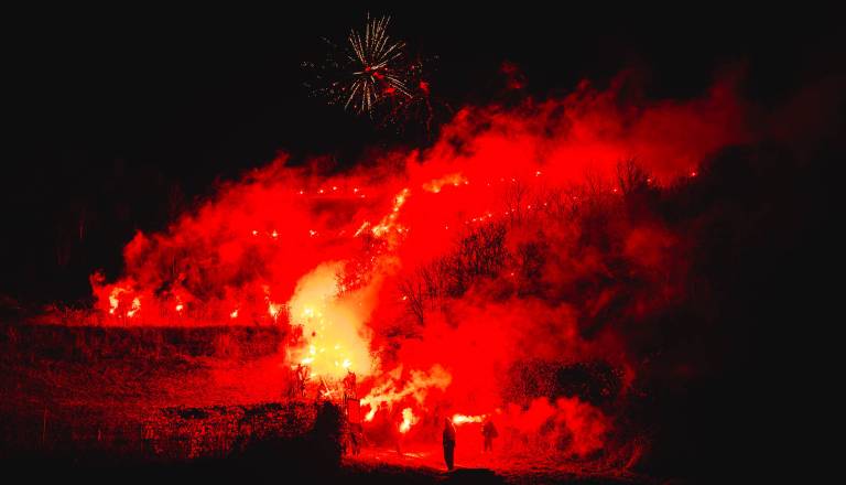 FOTO in VIDEO: Tako so Viole z bakljado na Kalvariji proslavile 65 let NK Maribor