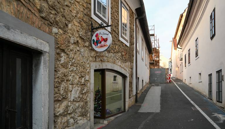 Na Glavnem trgu v Novem mestu nov ponudnik mesnin