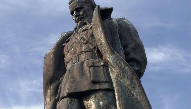 Velenjska občina sanirala obglavljen Titov kip, župan se storilcu s Štajerske ne namerava opravičiti