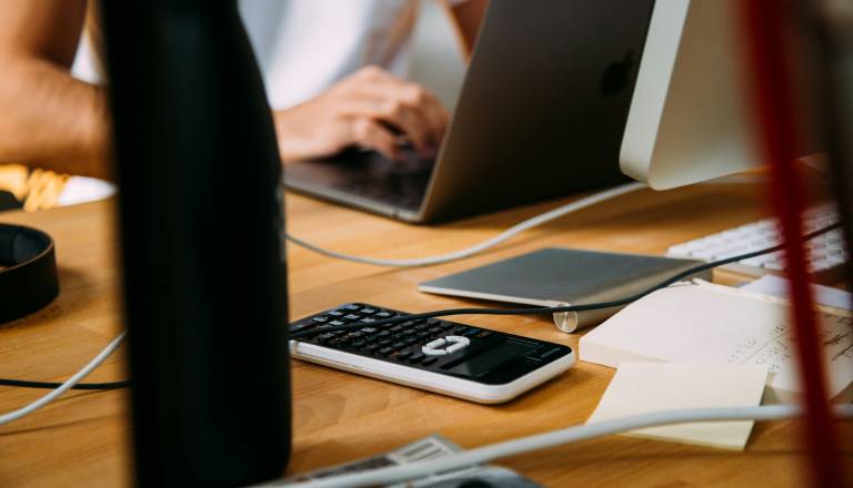 Iščete službo? V Mariboru priložnost za računovodjo in delovodjo, zaposlujejo tudi Slovenske železnice