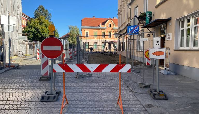 Na delovni dan prazno gradbišče pri Upravni enoti. Kaj se dogaja?