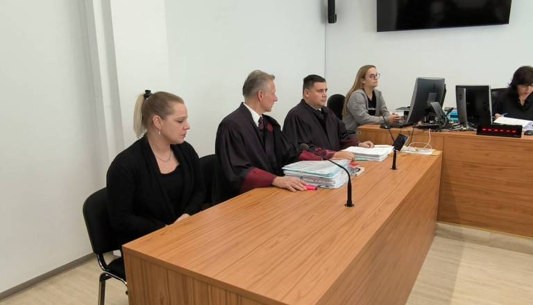 Smrt otroka v razgretem avtomobilu: Minilo že dve leti, obtoženima odpravljen pripor