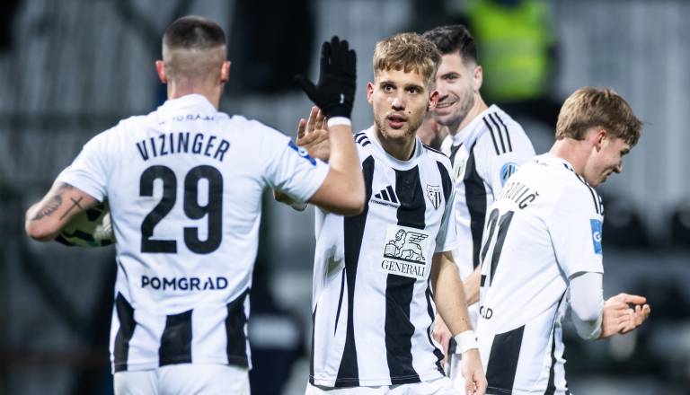 Spremembe v kadru črno-belih, ta trojica naj bi bila na izhodnih vratih