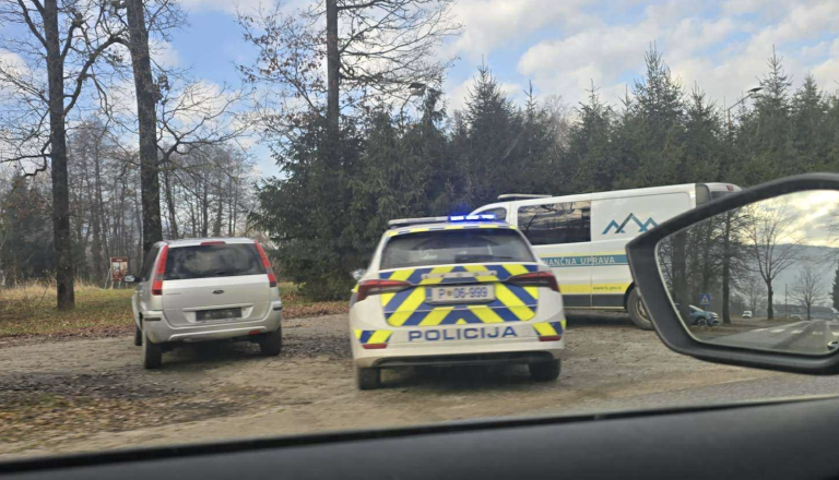 FOTO: FURS včeraj v Kočevju zasegel še en avtomobil, lastniki so pot morali nadaljevati peš