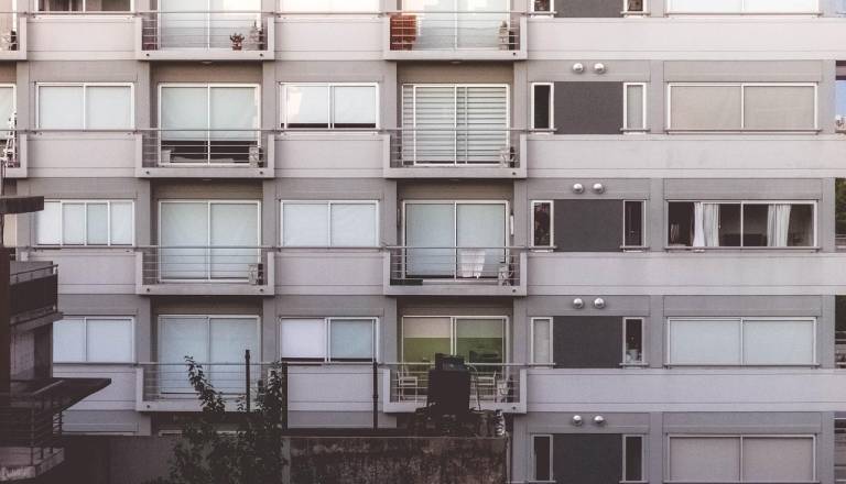 Znani Slovenec o prekletstvu nad blokom: »Več kot deset primerov raka ne more biti naključje«