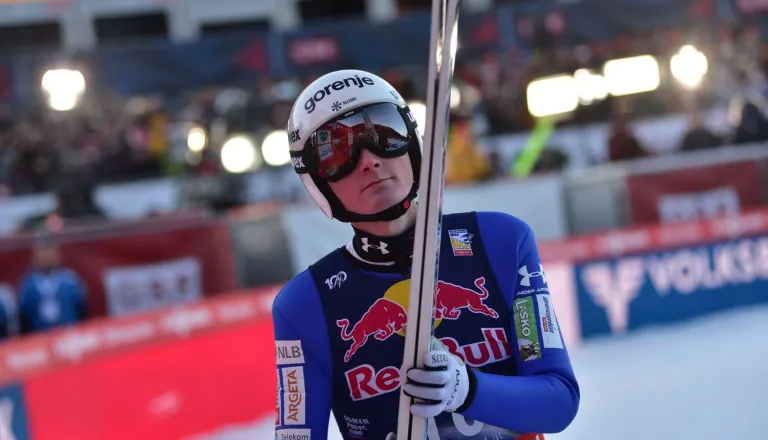 Domen Prevc zmagal le štiri ure po slavju svoje sestre