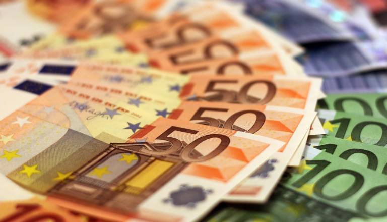 Kdo dobi največ, kdo najmanj? Pregled božičnic po panogah