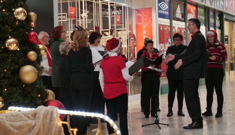 FOTO in VIDEO: Božični koncert Mešanega pevskega zbora Štefana Kovača polepšal praznično vzdušje