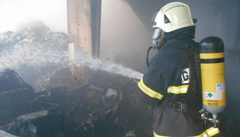 Ognjeni zublji zajeli eno izmed skladišč ljubljanskega BTC-ja