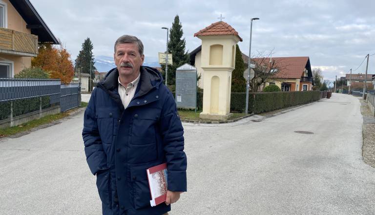 Vas z imenom, ki zabava, in preteklostjo, ki preseneti