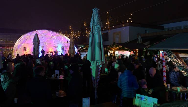 FOTO in VIDEO: Best Five s pop in rock klasikami ogreli praznični Trg kulture