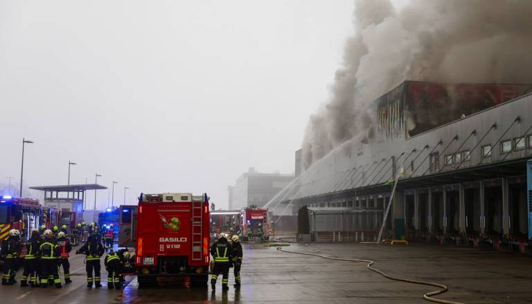 FOTO: V enem izmed skladišč BTC-ja izbruhnil požar, na kraju več kot 200 gasilecv