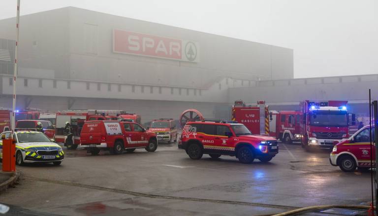 FOTO in VIDEO: Po šestih urah požar v skladišču trgovine Spar lokaliziran, objekt močno poškodovan
