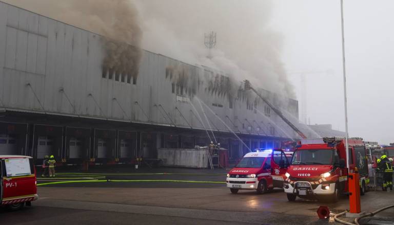 FOTO in VIDEO: V enem izmed skladišč BTC-ja izbruhnil požar, na kraju več kot 300 gasilecv