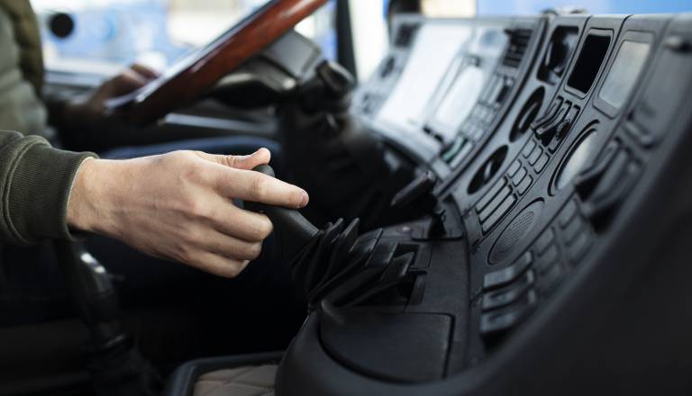 Prodajalec, skladiščnik, voznik. Kateri poklic je bil letos najbolj iskan?