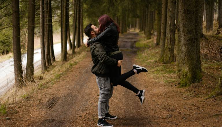 Stare zgodbe prihajajo na plano pri dvojčkih, raki pa stopajo v napeto partnerstvo