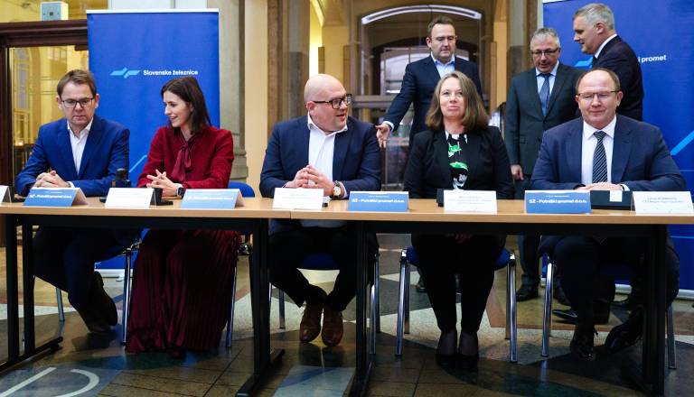 FOTO: Slovenske železnice podpisale pogodbo za 20 novih potniških vagonov in štiri lokomotive