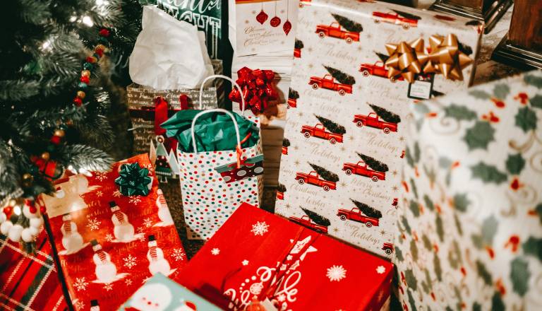 ANKETA: Koliko boste letos odšteli za božična darila?