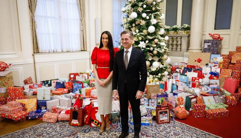 »Božičkova koalicija«: Premier Golob in Tina Gaber Golob gostila prednovoletni dobrodelni sprejem