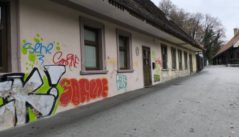 FOTO: Gostilna Pri treh ribnikih še vedno sameva, sosednjo zgradbo pa 'krasijo' še grafiti in luknje v ometu