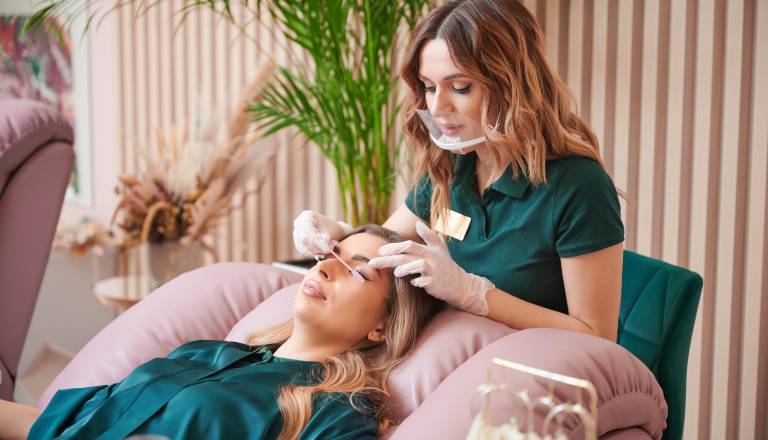 Od glave do pet: Vodič do popolne urejenosti in lepote v Ljubljani