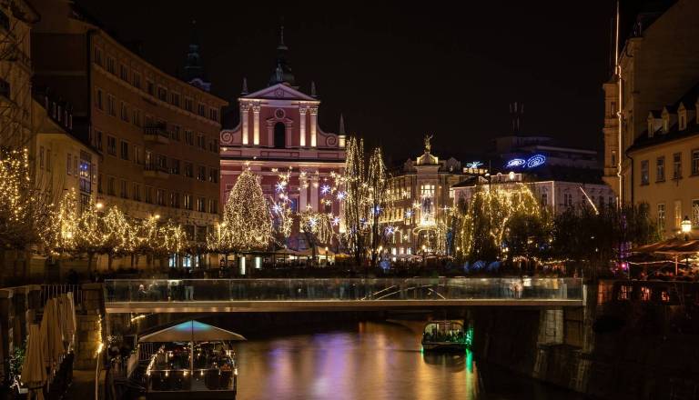 Predpraznični sredi: Banke, pošte in trgovine s skrajšanim urnikom